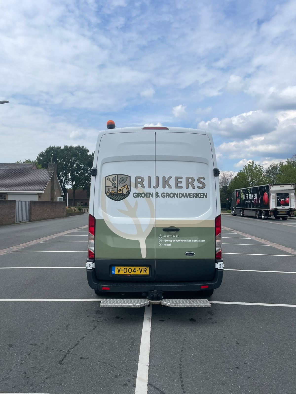 Achterzijde van de bedrijfsbus met het Rijkers-logo